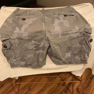 Gray camouflage American eagle cargo shorts size 32
